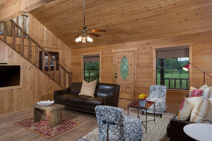 Spacious South Austin Cabin in Nature gallery image 3