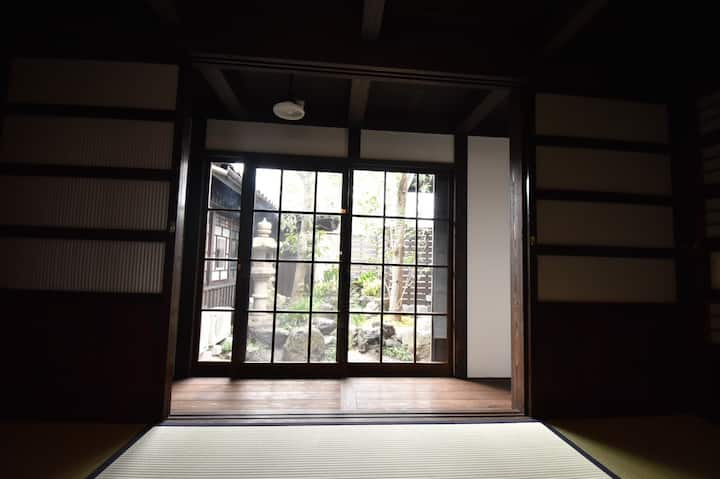 Patio entre centípedos
