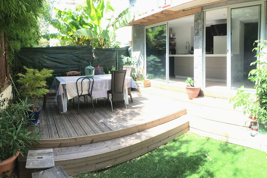 Jardin de 30m2 avec terrasse et table jusqu'à 8 personnes