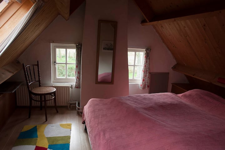 ห้องนอนใหญ่พร้อมเตียงขนาดคิงไซส์