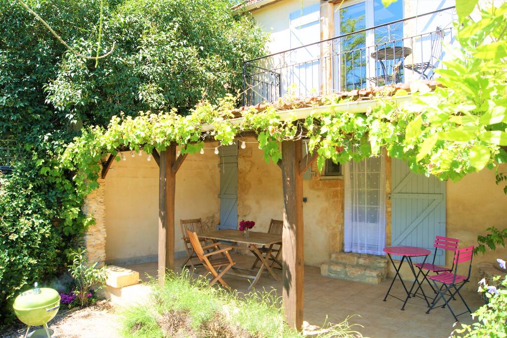 the roofed terrace area / la terrasse couverte