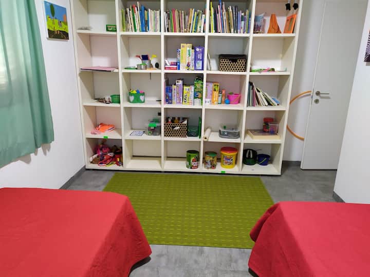 Dječja soba - 2 kreveta i 2 madraca. I mnogo knjiga i igračaka