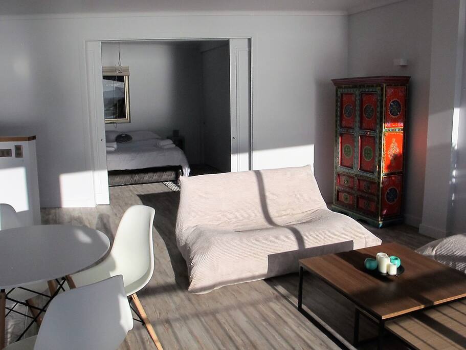 Living y dormitorio con vista al mar