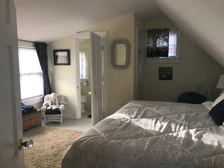 חדר השינה למעלה עם מיטת קינג סייז אחת וחצי אמבטיה צמודה 