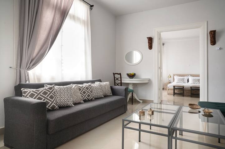 Polytimon, an Athenian Neoclassical Apartment gallery image 2