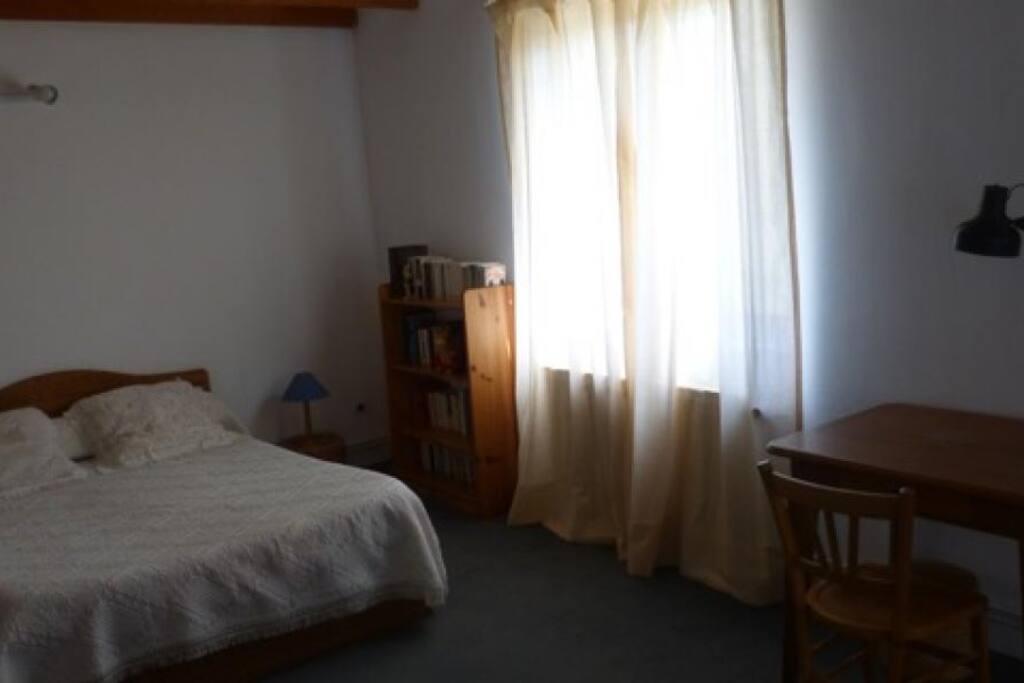 La chambre d'hôte se compose d'une chambre calme et indépendante avec une salle de bains