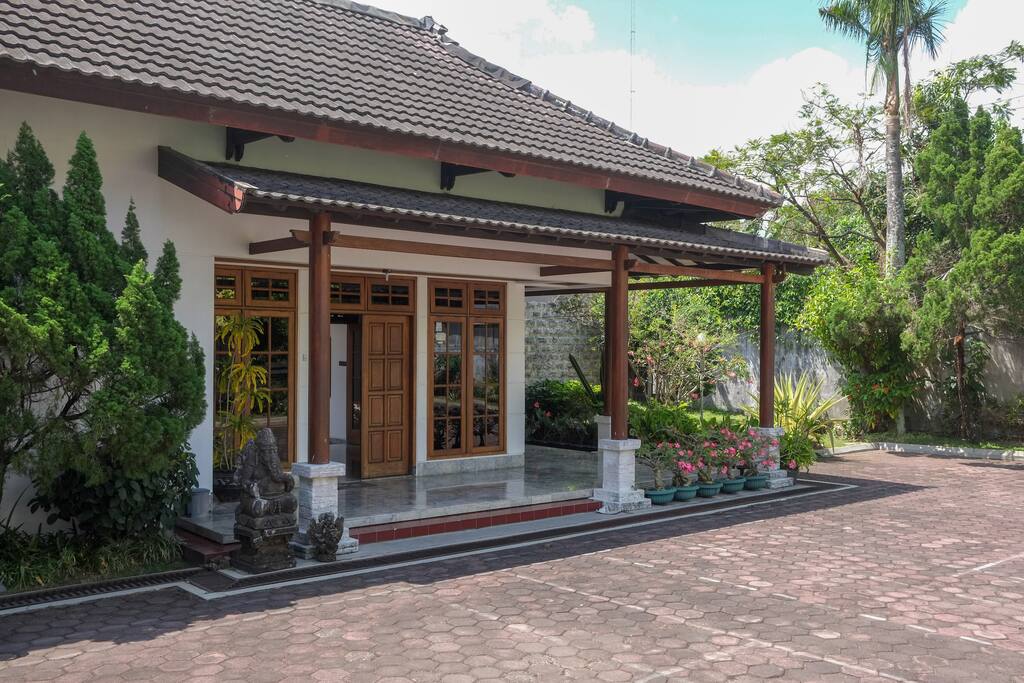 Teras Depan / Pintu Utama