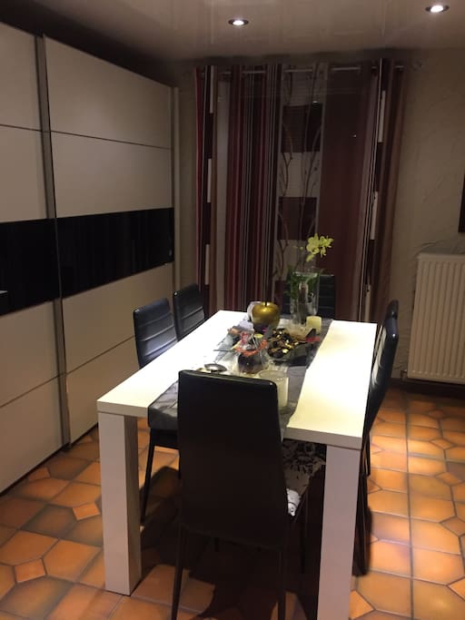 Salle de séjour pour petit -déjeuner et repas sur demande.
