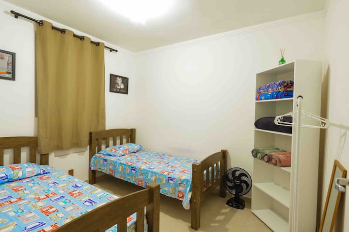 Habitación con cama individual.