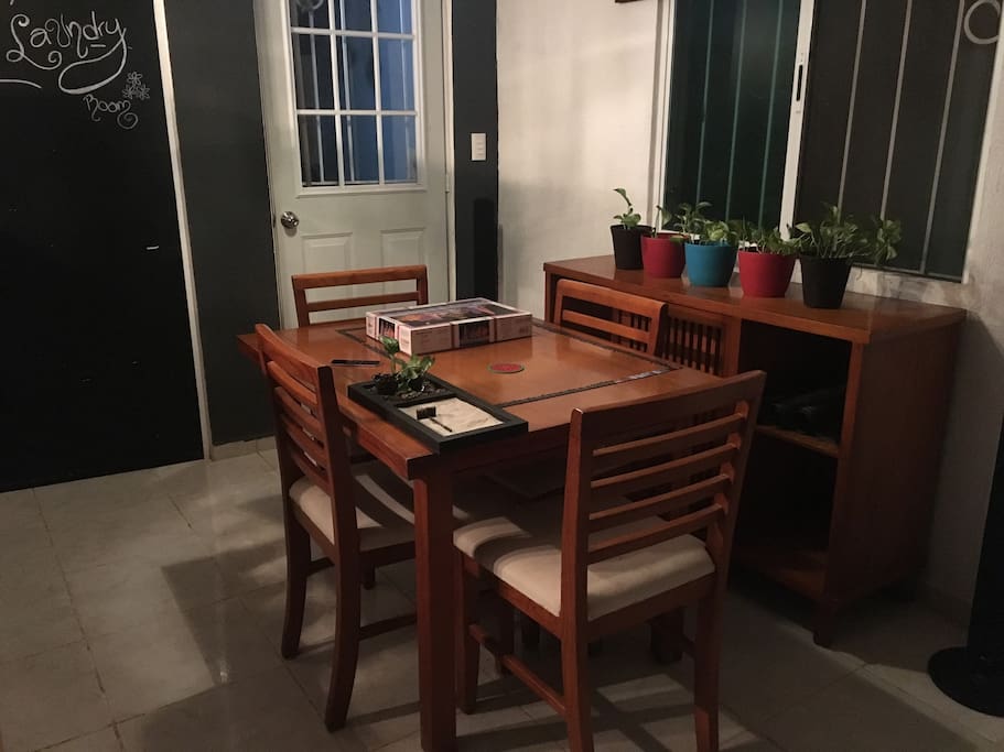 Las áreas compartidas serían la sala, el comedor y la cocina. Las cuáles normalmente no usamos.