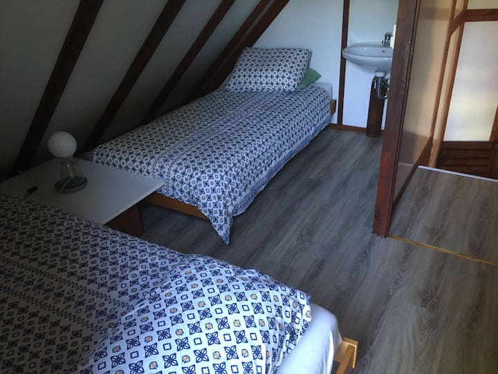 ห้องนอนมีเตียงเดี่ยว 2 เตียง