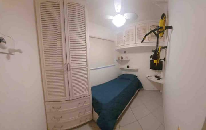 Suite individual con aire acondicionado, ventilador de techo y TV pequeña. 1 cama individual + 1 cama individual auxiliar.