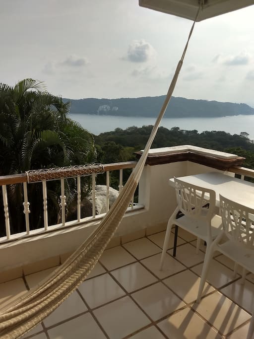 Disfruta nuestro asador en esta hermosa terraza privada con vista al mar y punta cortés