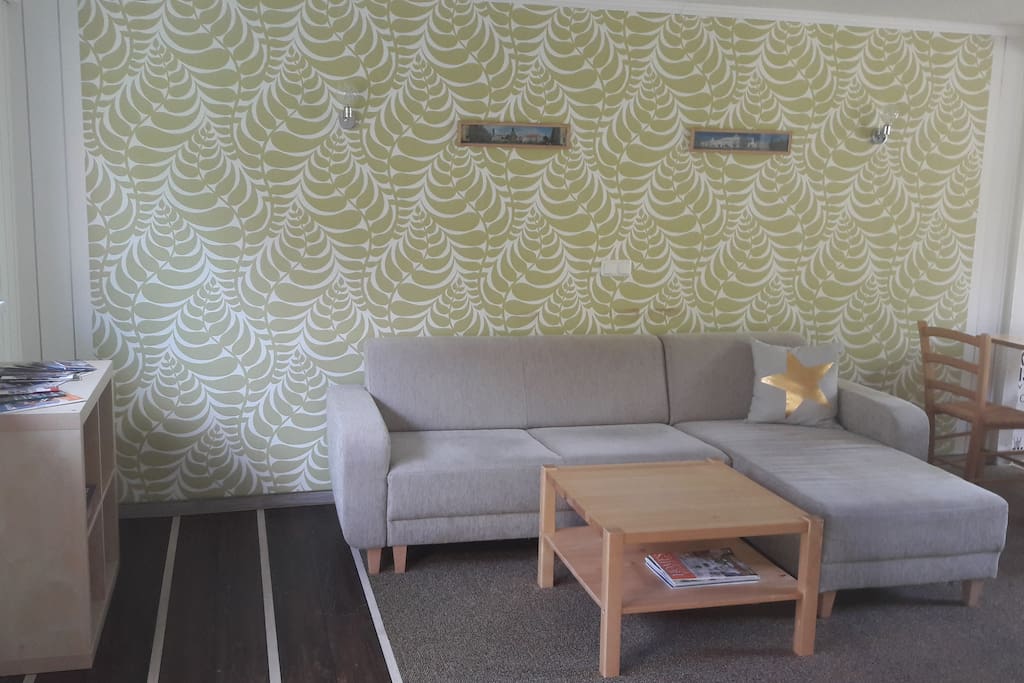 Wohn- und Essbereich mit Sofa zum Ausziehen