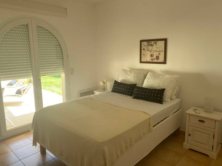 Dhomë gjumi me dalje në tarracë dhe ajër të kondicionuar