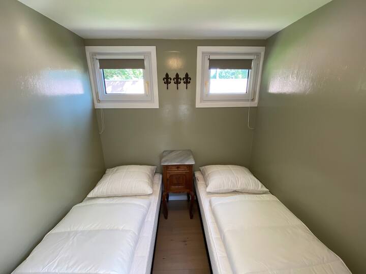 ห้องนอนพร้อมเตียงแยก 2 เตียงขนาด 80x190 เตียงทั้งสองเตียง