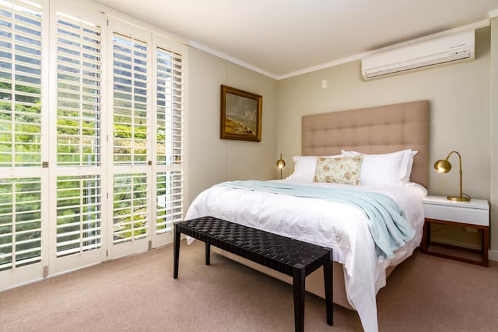 ห้องนอนหลักมีเตียงขนาดควีนไซส์ห้องน้ำในตัวและเครื่องปรับอากาศ