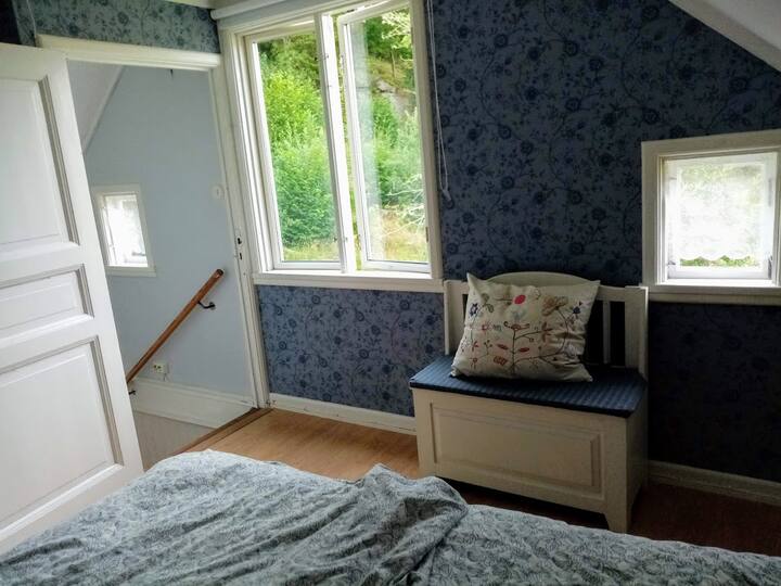 安静的卧室。房子在砾石路的尽头有点僻静，外面没有交通堵塞。