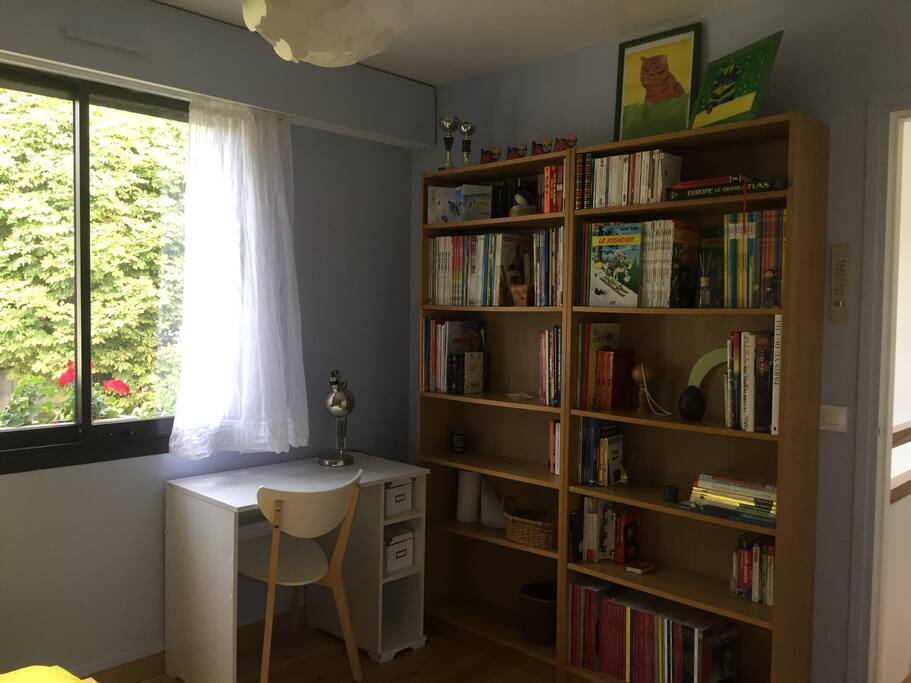 Le coin bureau et des BD à disposition.