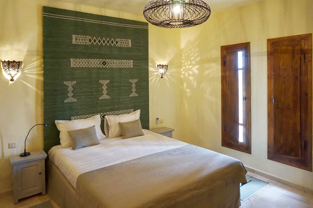 La chambre Rose des Sables, jaune claire et vert émeraude. Cette chambre est idéale pour 2 adultes et un enfant (3 à 12 ans).
