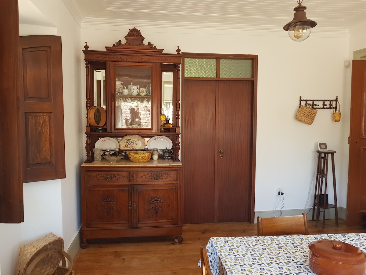 Amplia sala de estar con sofá y mesa de comedor