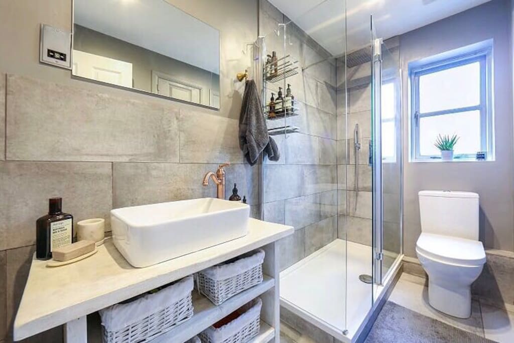 Bathroom / Walk in shower