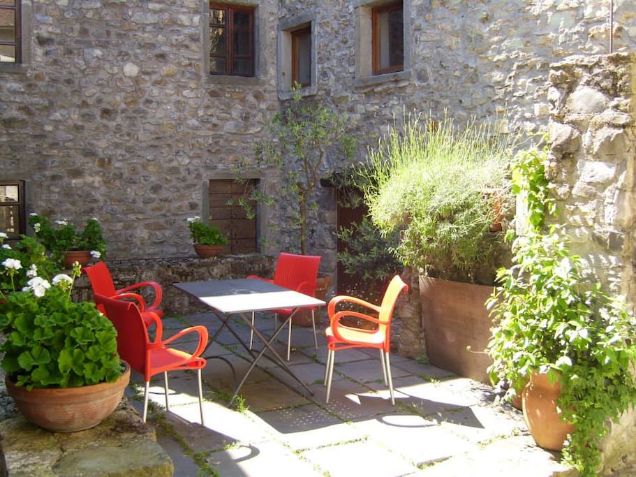 Piazzetta nel borgo di fronte all'entrata