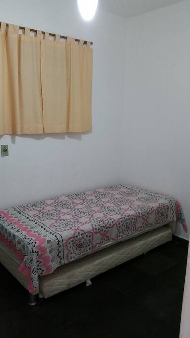 Quarto (#02):
Bicama, banheiro, ventilador de teto e armário.
Acomoda 2 pessoas.