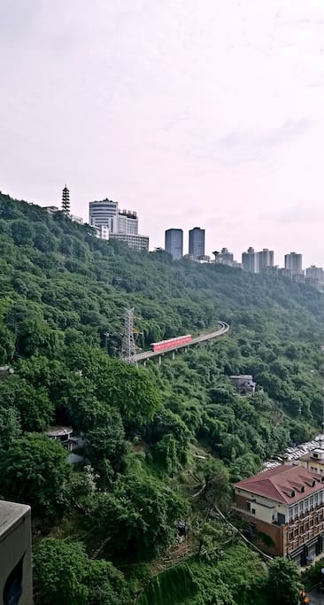 背靠山上的轻轨