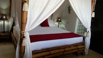 Უყურეთ ტელევიზორს თქვენს წინ, როცა მშვიდად დაიძინებთ. ოთახში, ასევე, არის ტანსაცმლისთვის განკუთვნილი ხელსაბანი, ორადგილიანი კარადა და თაროები.