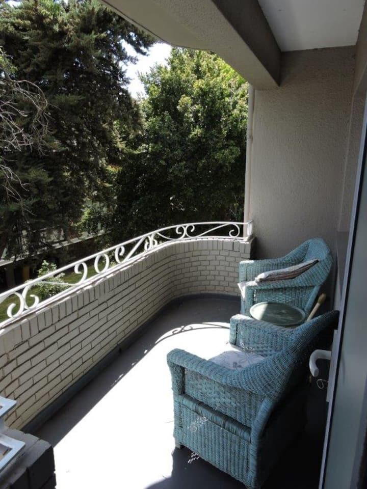 Sunny Spacious 1 Bedroom Flat With Private Balcony - Cape Town
