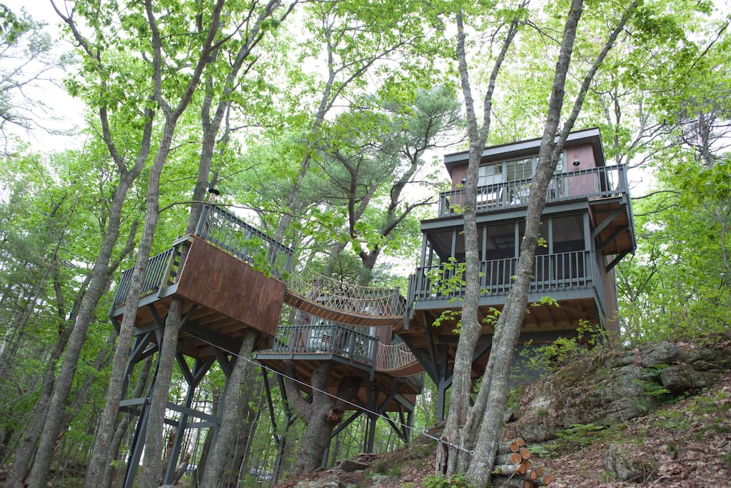Modern Tree Dwelling w/Water Views+Cedar Hot Tub Treehouses for Rent