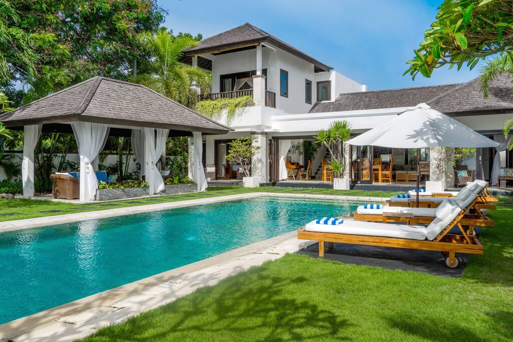 Villa exterior - villa view from the pool