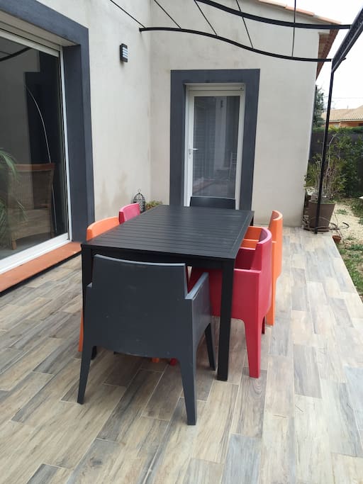 Terrasse bien agréable pour le petit déjeuner ou la farniente.