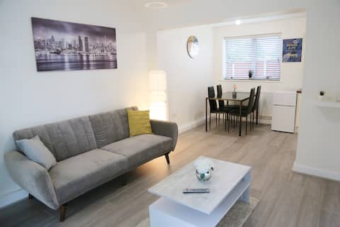Popular Airbnb listing: Cosy, Serene 2 bedroom apartment + free parking in Blackley & Crumpsall