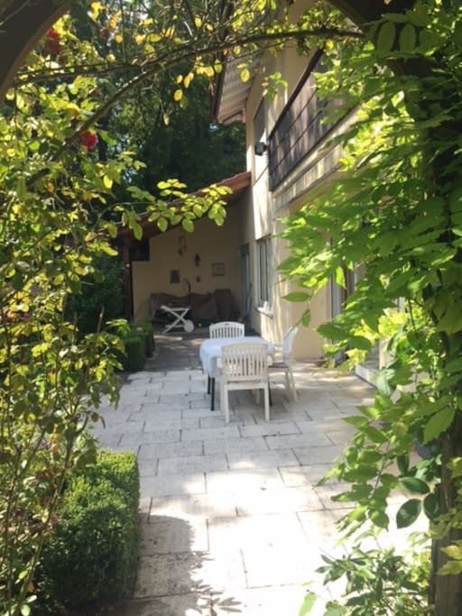 Die schöne Terrasse bietet sich sowohl zum Frühstück oder auch nur zum Verweilen in ruhiger, geschützter Atmosphäre an