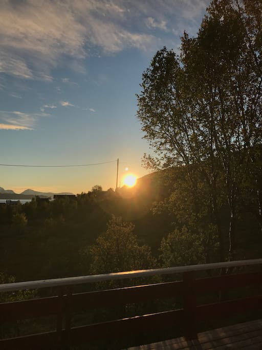 Midnattsol på veranda i Dåfjord.