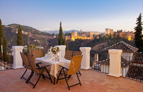 Stunning Alhambra Views at Carmen de los Moriscos