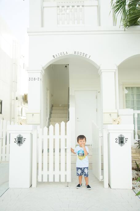 Entrance!
Please go up to the 3F from here.