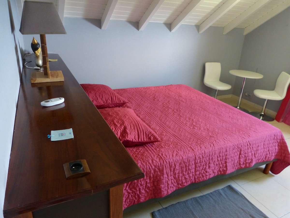 Dhoma e gjumit në katin e sipërm në nivelin N1