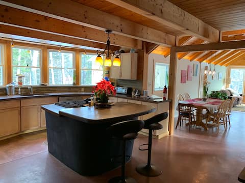Peaceful cabin close to skiing & Brattleboro