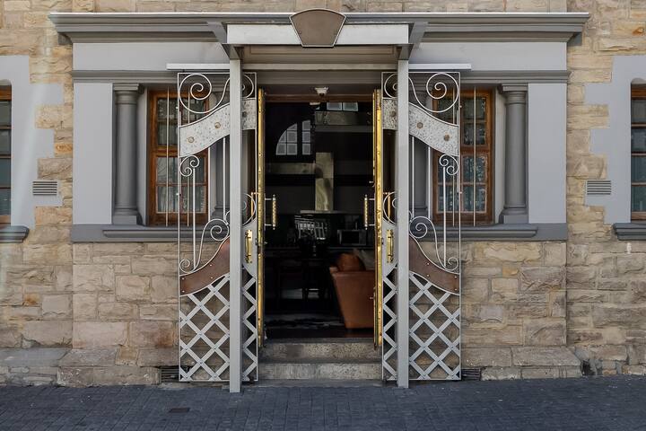 Extravagant Downtown Heritage Home with Cabin Style Vaulted Ceilings gallery image 2