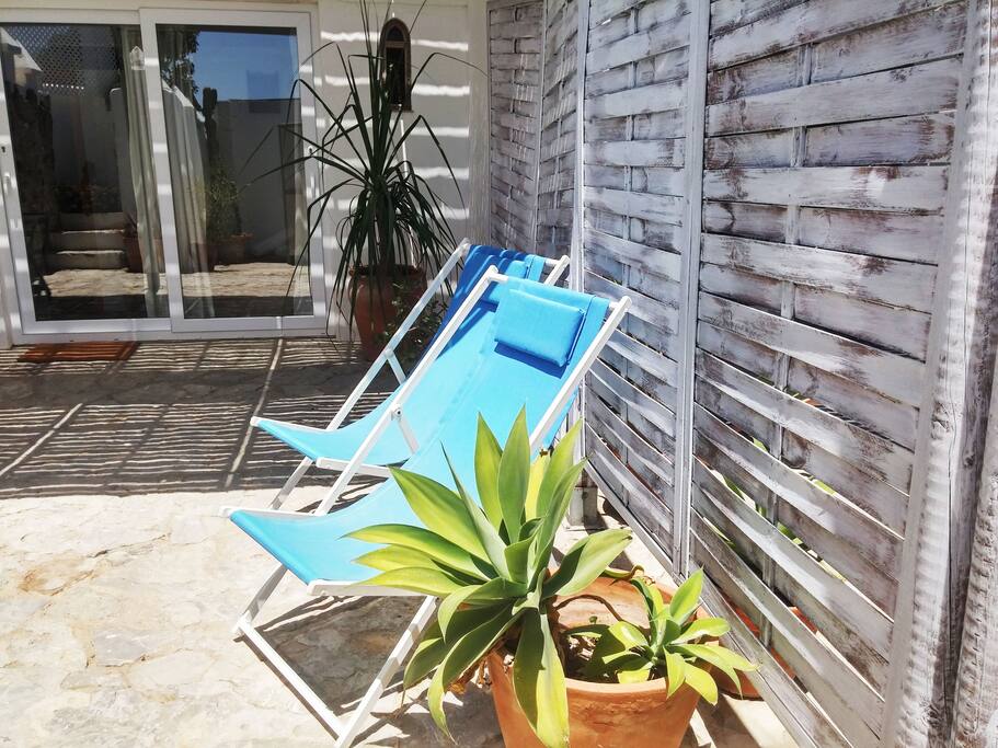 Estudio. Jardín y hamacas