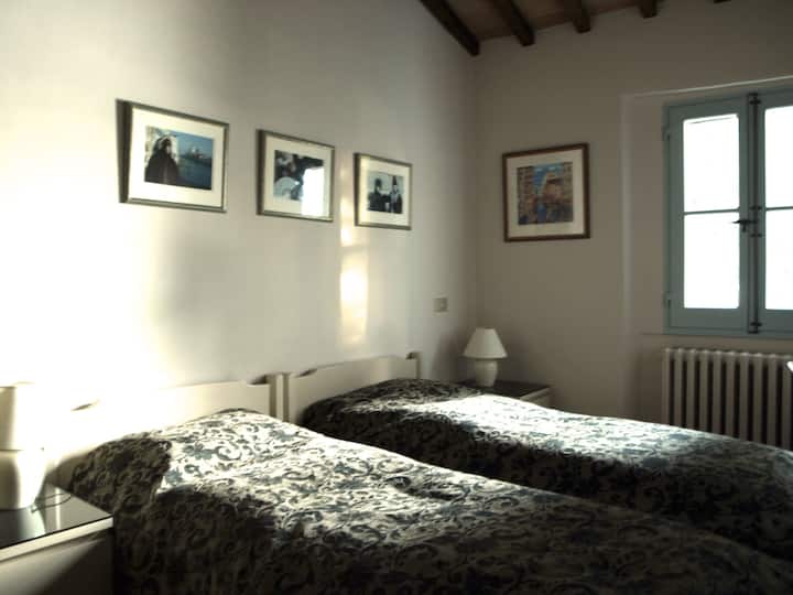 The second bedroom with 2 single beds