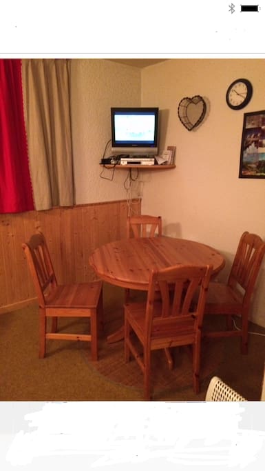nouvelle table en pin massif et chaises idem
