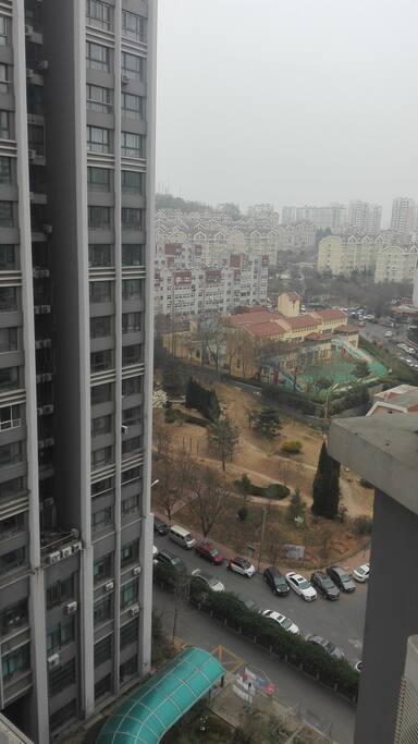 厨房窗外一角