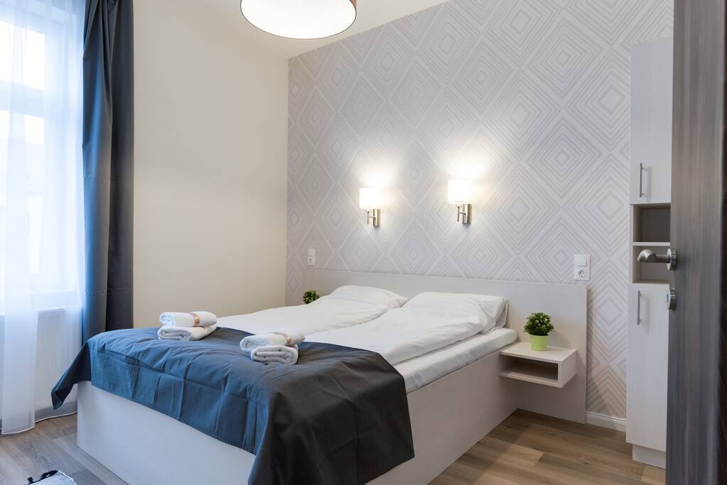 1st bedroom with queensize bed