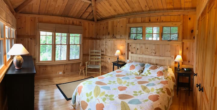 Главна спална соба со брачен кревет