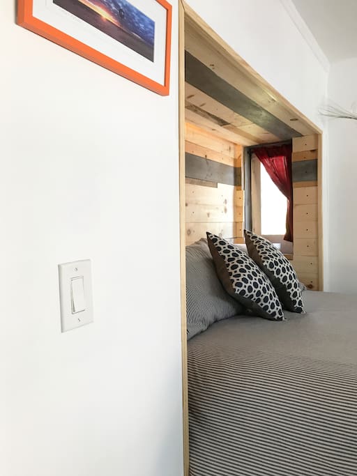 Cozy nook room design with cove back lighting