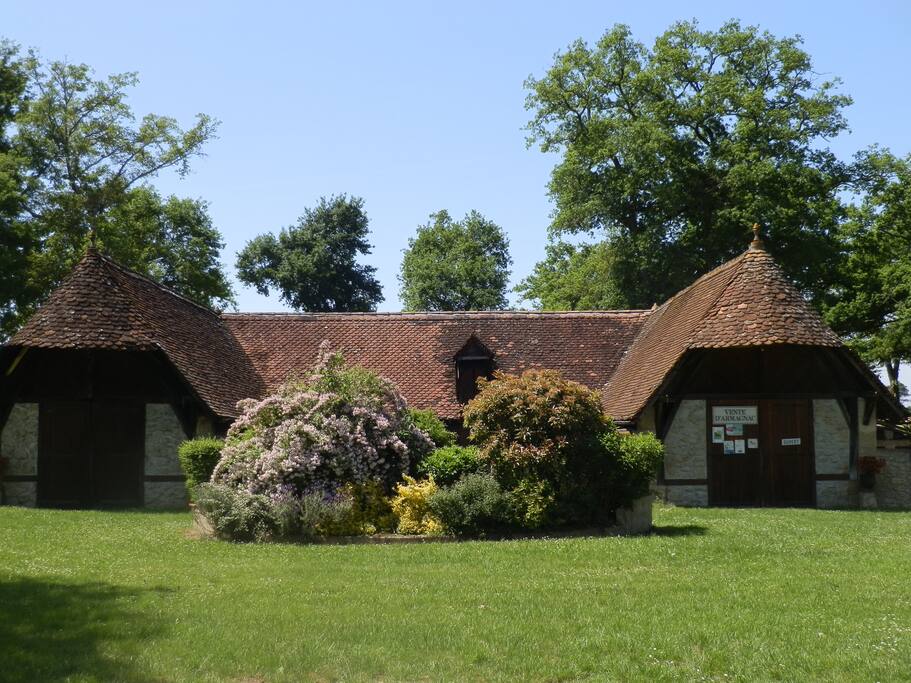 cette architecture abrite un musée ainsi que son chai d'armagnac